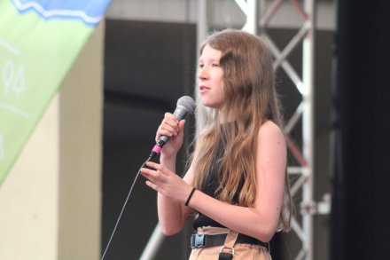 Młody wykonawca na scenie amfiteatru